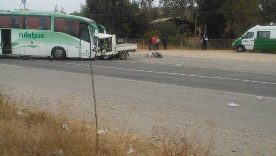 Un muerto y 20 heridos deja violenta colisión entre bus de pasajeros y camioneta en Melipilla