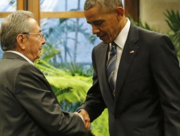 Raúl Castro recibe a Barack Obama en el Palacio de la Revolución