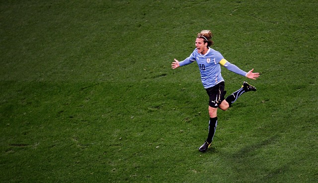 Diego Forlán alabó a Pellegrini y espera que gane la Champions con el City