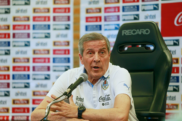 Óscar Tabárez: "Debemos procurar que Suárez sólo piense en jugar al fútbol"