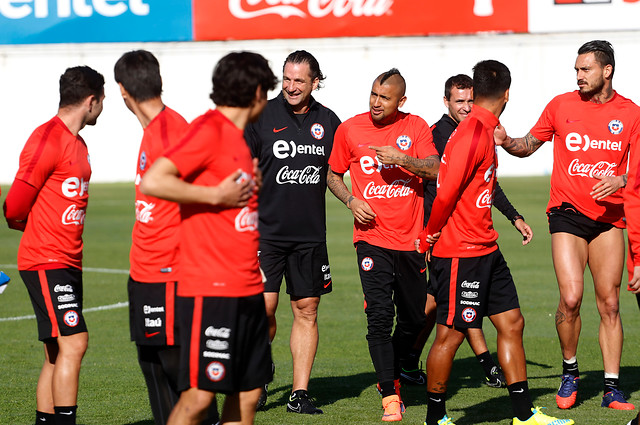 La 'Roja' realiza con 24 jugadores su segunda práctica en 'Juan Pinto Durán'