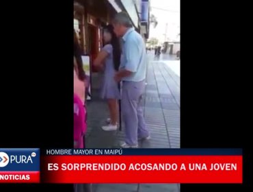 Hombre mayor es sorprendido acosando a una joven en Maipú