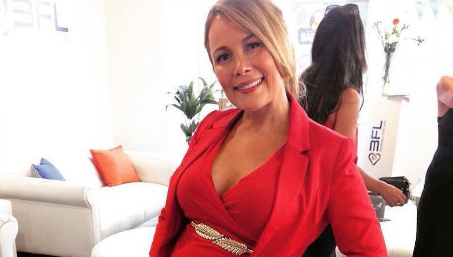 Cathy Barriga muestra sus siete meses de embarazo