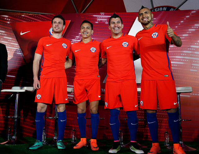 Presentan la nueva camiseta de la 'Roja' rumbo a Rusia 2018