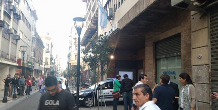 Sujeto irrumpe en programa de radio argentina y amenaza con volar el edificio