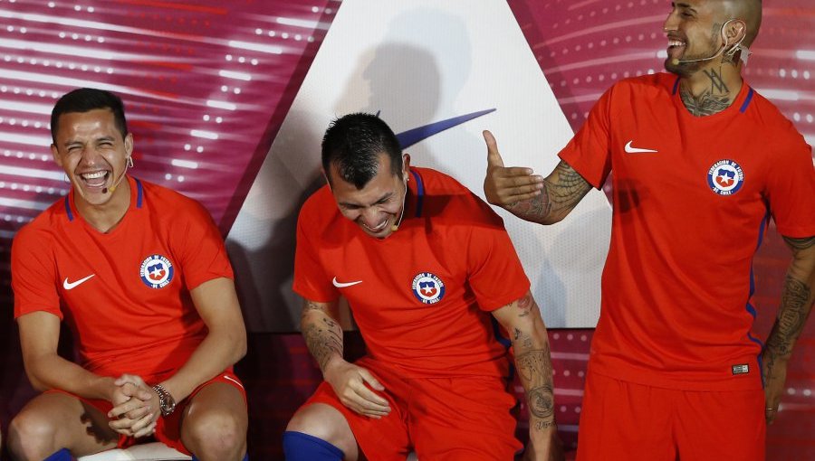 Gary Medel trolleó a Arturo Vidal en plena presentación de nueva indumentaria