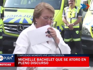 Complicado momento vive la Presidenta Michelle Bachelet que se atoro en pleno discurso