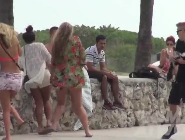 Broma del zorrillo que escandaliza a chicas en la playa se convirtió en viral