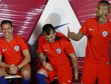 Gary Medel trolleó a Arturo Vidal en plena presentación de nueva indumentaria