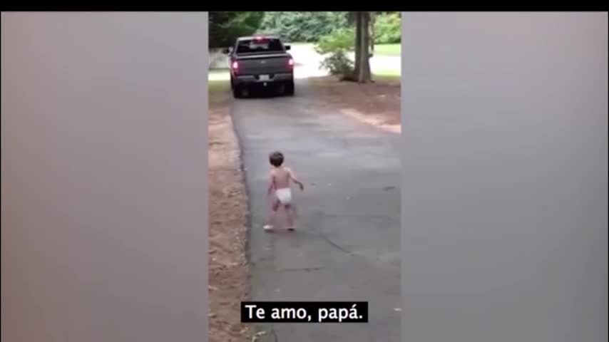 Tierno niño pasa tres minutos todas las mañanas gritándole a su padre “te amo”