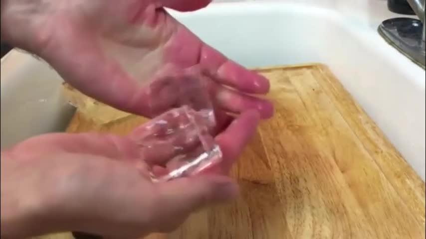 ¡Atención! Video enseña cómo crear hielo completamente transparente para cócteles