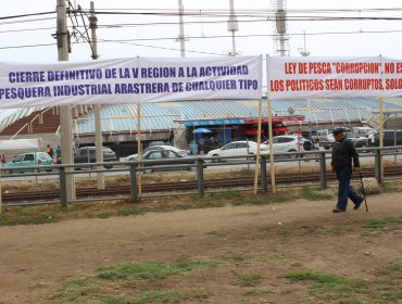 Con banderas negras y carteles de protesta pescadores recibirán al público en Semana Santa