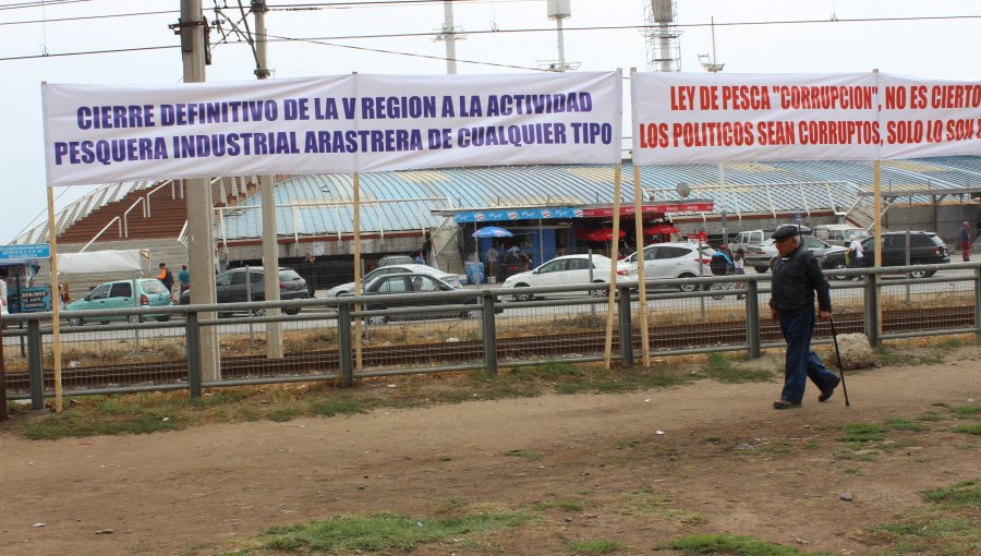 Con banderas negras y carteles de protesta pescadores recibirán al público en Semana Santa