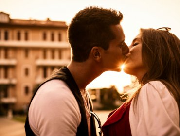La verdadera razón de por qué la gente cierra los ojos al besarse no es para nada romántica