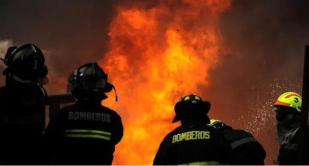 Incendio destruye por completo una Panadería en el centro de Lota