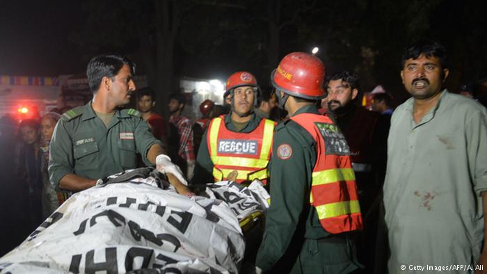 Aumentan a 72 los muertos en atentado suicida del parque de Pakistán