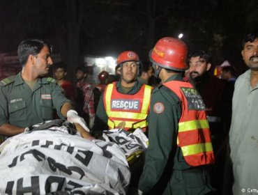 Aumentan a 72 los muertos en atentado suicida del parque de Pakistán