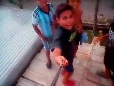 Video Viral: Estos amigos querían tener la mejor selfie desde el techo pero todo salió muy mal