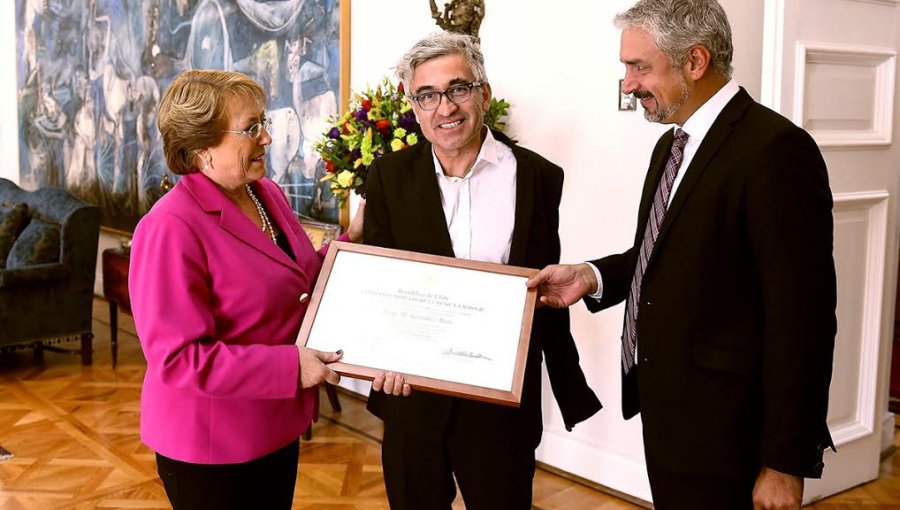 Jorge González reaparece para recibir importante galardón