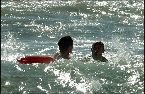 Sargento se lanza al mar rescatando a padre e hija que se ahogaban en Antofagasta