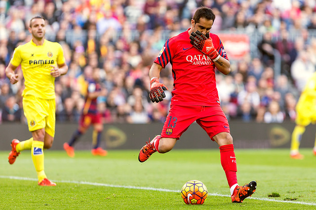 Claudio Bravo: “Jugar en el Barcelona no solo implica atajar”