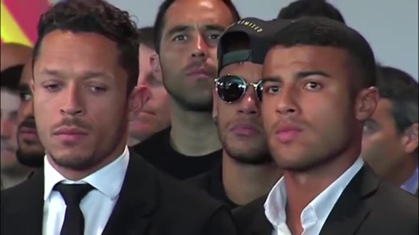 Claudio Bravo y Neymar participan en emotivo homenaje del Barcelona a Johan Cruyff