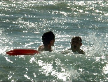 Sargento se lanza al mar rescatando a padre e hija que se ahogaban en Antofagasta