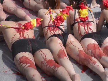 Protestan cubiertos en sangre contra las corridas de toros