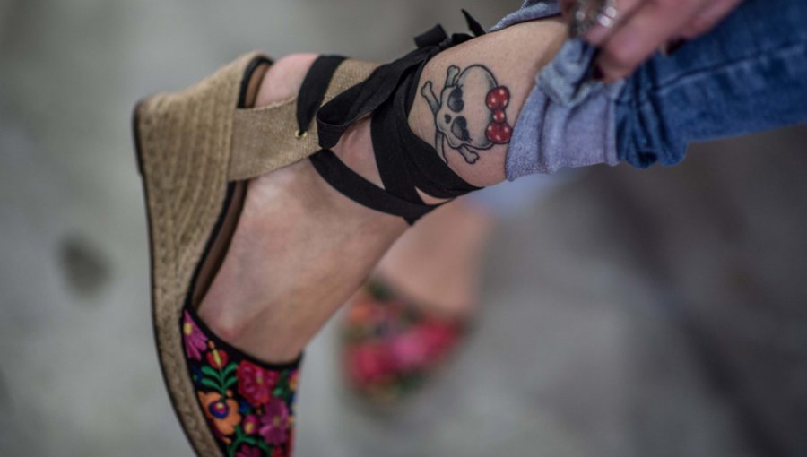 Conoce la nueva tendencia de blackout tattoos