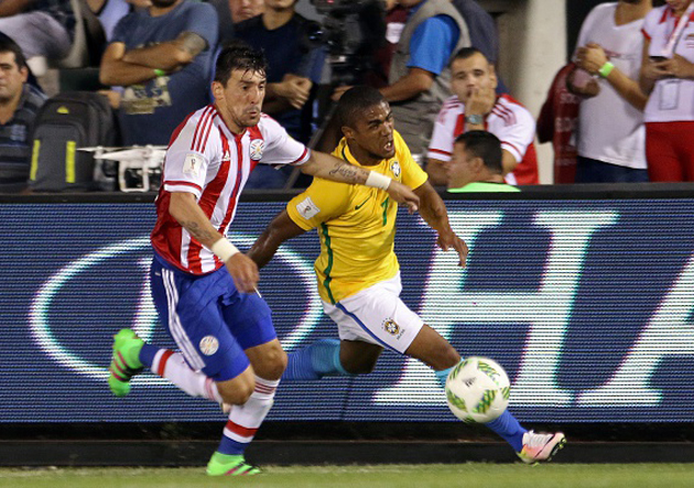 Brasil remontó y consiguió un valioso empate ante Paraguay