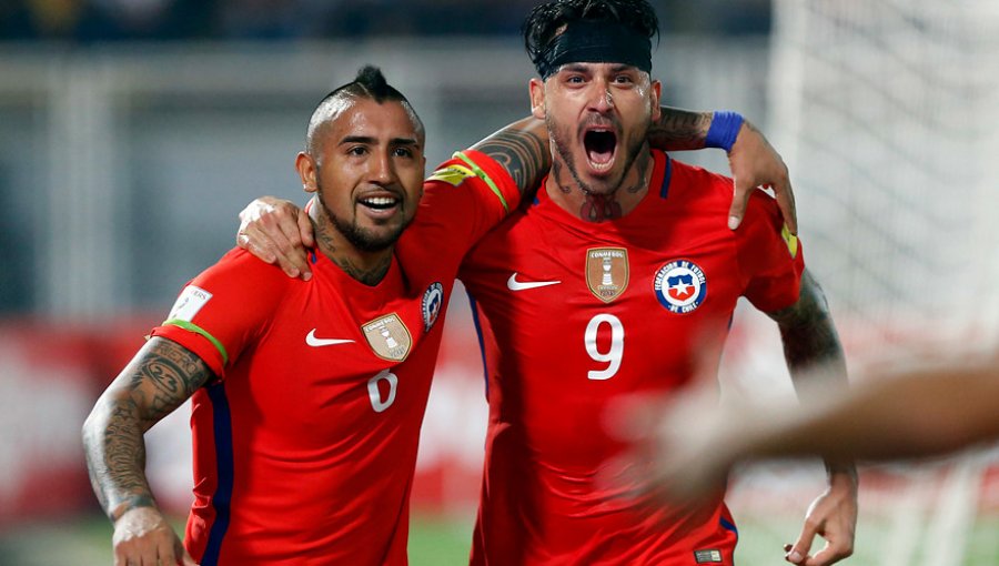 Mauricio Pinilla y Arturo Vidal tras importante victoria en Venezuela