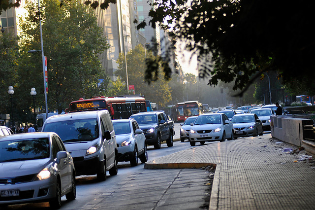 Comenzó a regir la restricción vehicular para no catalíticos en Santiago