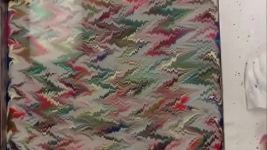 Video: Increíble técnica que muestra figuras de colores hechas sobre superficie de agua