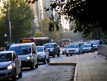 Comenzó a regir la restricción vehicular para no catalíticos en Santiago