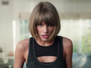 Taylor Swift se va de cara al suelo en comercial para Apple Music