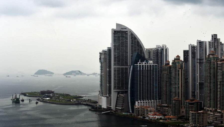 Un obrero 'trolea' a Trump y cuelga la bandera mexicana en la futura torre del magnate