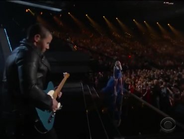 El desastroso solo de guitarra de Nick Jonas en los premios de la música country