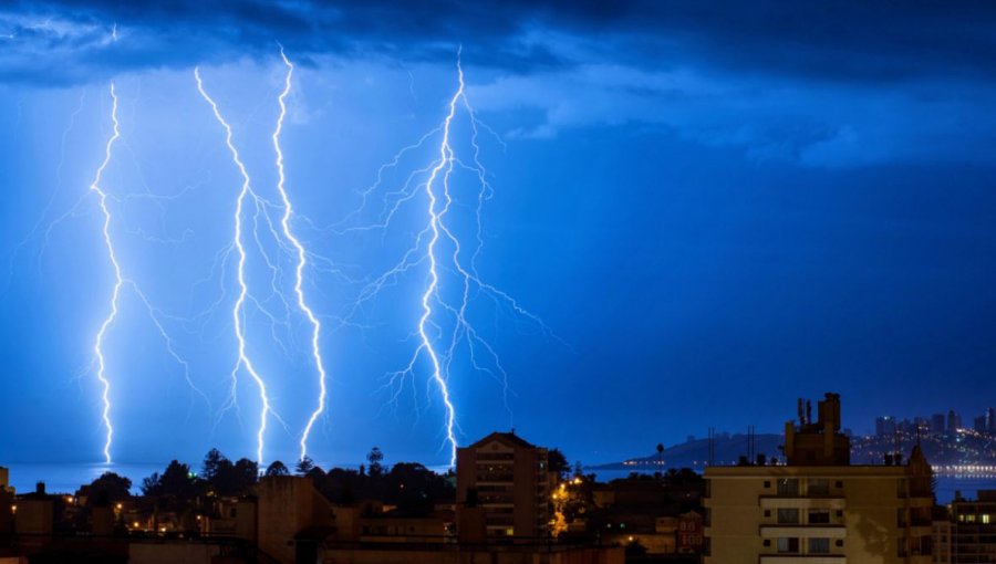 Alerta Meteorológica: Anuncian tormentas eléctricas aisladas y chubascos entre las regiones de Valparaíso y el Biobío