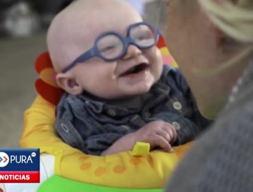 El emocionante momento en que un bebe recibe sus lentes y ve a su mamá por primera vez