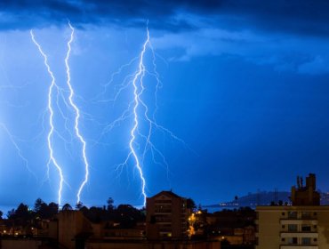 Alerta Meteorológica: Anuncian tormentas eléctricas aisladas y chubascos entre las regiones de Valparaíso y el Biobío