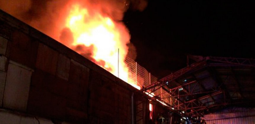 Gran incendio afectó a bodega comercial en Santiago Centro