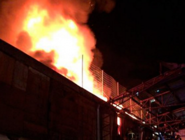 Gran incendio afectó a bodega comercial en Santiago Centro