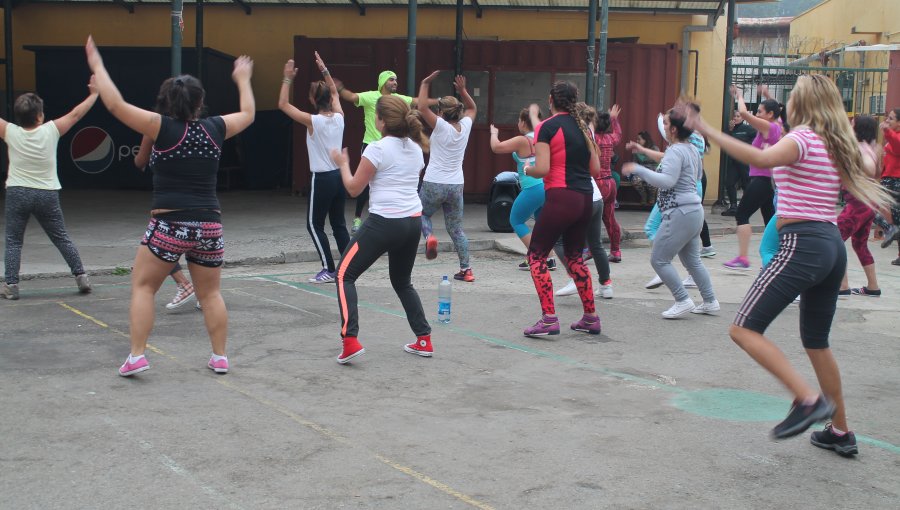 Internas de la cárcel de Valparaíso practican Zumba para combatir el stress