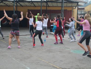 Internas de la cárcel de Valparaíso practican Zumba para combatir el stress