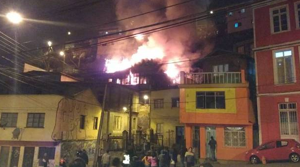 Incendio deja 3 casas quemadas en Valparaíso