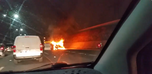 Vehículo se incendia tras volcar en plena Ruta del Maipo