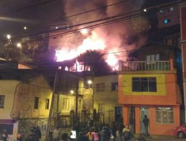 Incendio deja 3 casas quemadas en Valparaíso