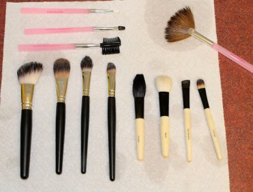 ¿Sabes cómo limpiar tus pinceles de maquillaje?