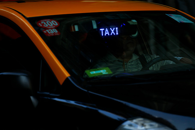 Persecución entre taxistas y otro vehículo termina con 6 autos chocados