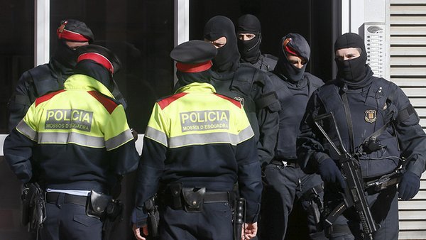 España: Detienen a un hombre que vendió armas para atentar en París en enero de 2015